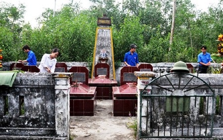 98 thanh niên tử nạn trên công trường thủy lợi: 40 năm nỗi đau còn mãi! - 3 Những ngôi mộ với hai dòng chữ Ghi công của những người tử nạn tại xã Thanh Liên, huyện Thanh Chương là niềm an ủi duy nhất. (Ảnh: Nguyễn Duy).