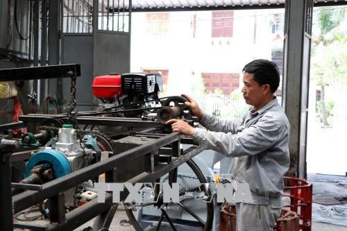 Kinh ngạc với những sản phẩm của nhà sáng chế chỉ học hết lớp 7 - 1 Anh Phạm Văn Hát chế tạo máy phun thuốc trừ sâu.