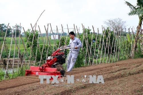 Kinh ngạc với những sản phẩm của nhà sáng chế chỉ học hết lớp 7 - 2 Anh Phạm Văn Hát chạy thử máy làm luống tự động với 5 chức năng trên ruộng.