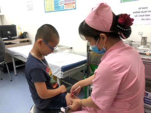 Nhận biết cơ sở tiêm chủng an toàn và chất lượng - 3 Thao tác tiêm chủng được thực hiện nhẹ nhàng nhằm giảm bớt cảm giác đau cho trẻ