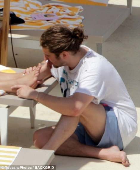 Rita Ora diện bikini gợi cảm bên bạn trai - 8
Anh dành cho cô nhiều cử chỉ ngọt ngào khiến những người xung quanh cũng phải ghen tị.