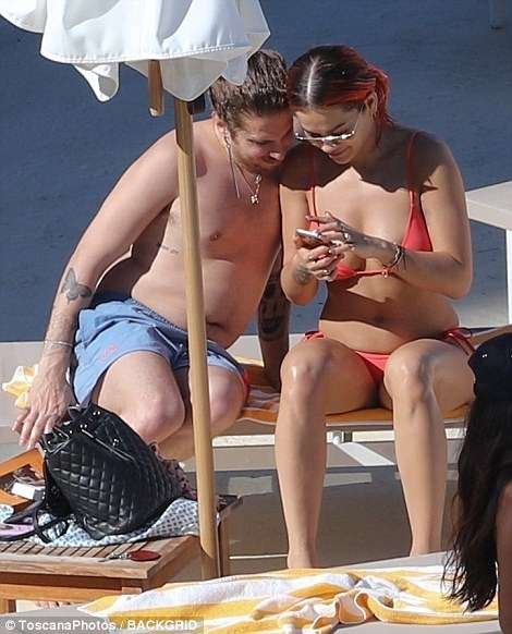Rita Ora diện bikini gợi cảm bên bạn trai - 28
Nữ ca sĩ nổi tiếng đang có một kỳ nghỉ ngọt ngào, đáng nhớ tại Ý.