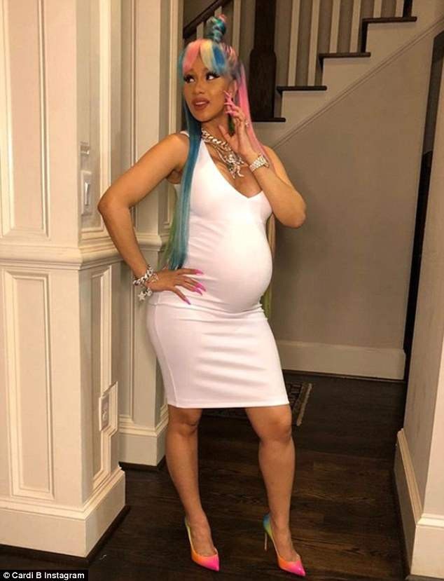 Cardi B và bạn trai gây lóa mắt với trang sức kim cương - 1
Cardi B sành điệu diện váy bó, giày cao gót bế bụng bầu đi dự tiệc sinh nhật bạn ở Atlanta, Georgia, Mỹ ngày 6/6 vừa qua