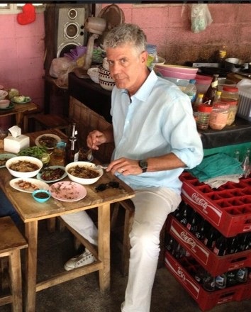 Những hình ảnh đáng nhớ về siêu đầu bếp Anthony Bourdain tại Việt Nam - 9
Sở dĩ đầu bếp tài danh này dành nhiều thời gian đi khám phá thế giới bởi ông nhận mình là người tò mò về thế giới, thích tìm hiểu về đồ ăn, văn hóa, con người và cảnh vật. Tôi thích những món ăn ngon và tôi còn quan tâm đến người nấu ăn và tại sao lại có món ăn đó, Anthony Bourdain từng chia sẻ