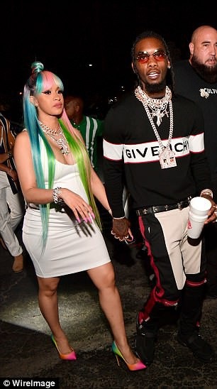 Cardi B và bạn trai gây lóa mắt với trang sức kim cương - 3
Cặp đôi gây lóa mắt với loạt nữ trang kim cương khủng