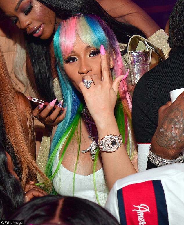 Cardi B và bạn trai gây lóa mắt với trang sức kim cương - 4
Ca sỹ nổi tiếng người Mỹ đang mang thai đứa con đầu lòng ở tháng thứ 7