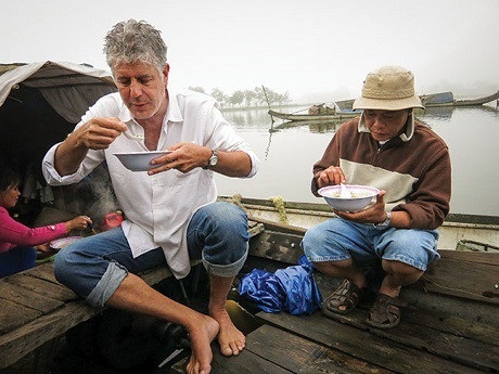 Những hình ảnh đáng nhớ về siêu đầu bếp Anthony Bourdain tại Việt Nam - 6
Anthony Bourdain từng ghé thăm khu phố cổ và thưởng thức bún ốc. Ông cũng đến thăm điểm du lịch nổi tiếng của Việt Nam là Vịnh Hạ Long, nơi ông lái một con tàu nhỏ rồi hấp và ăn mực. Trong những chương trình thú vị về ẩm thực Việt, Bourdain ghé thăm các làng chài nổi tiếng và chia sẻ nhiều hình ảnh thú vị về các chuyến đi với khán giả của ông ở bốn phương