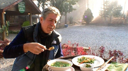 Những hình ảnh đáng nhớ về siêu đầu bếp Anthony Bourdain tại Việt Nam - 7
Anthony Bourdain từng chia sẻ ông mê mệt khu vực Đông Nam Á. Tôi yêu Việt Nam, Malaysia và Indonesia vì hương vị, cảnh quan và con người. Đến Việt Nam lần đầu tiên là trải nghiệm tuyệt vời làm cuộc sống của tôi hoàn toàn thay đổi, có lẽ bởi vì nó hoàn toàn mới và khác với cuộc sống của tôi trước đây. Thức ăn, văn hóa, cảnh quan và khứu giác, tất cả đều không thể tách rời. Nó giống như tôi tới một hành tinh khác...
