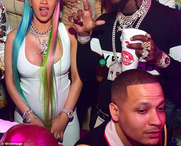 Cardi B và bạn trai gây lóa mắt với trang sức kim cương - 6
Bạn bè tiết lộ con đầu lòng của Cardi B và Offset sẽ là một bé gái. Trong ảnh, cận cảnh số trang sức khủng của cặp đôi ca sỹ đình đám