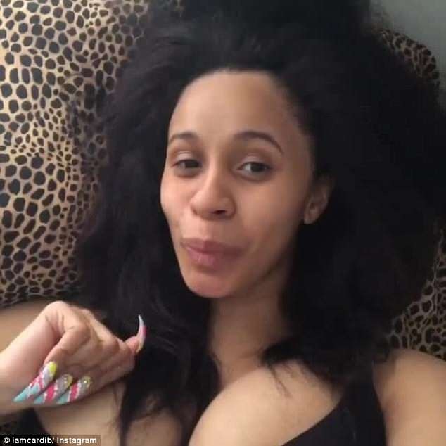 Cardi B và bạn trai gây lóa mắt với trang sức kim cương - 7
Cardi B nổi tiếng thường xuyên chia sẻ các hình ảnh cá nhân với fans. Ngay cả khi không trang điểm, cô vẫn rất tự tin.