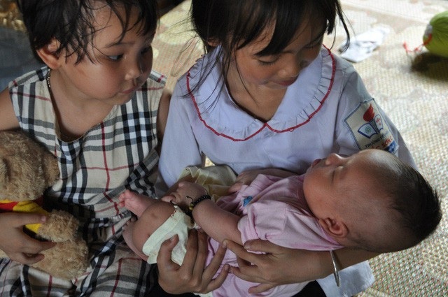 Hơn 83 triệu đồng đến với 3 đứa trẻ mất mẹ vì sét đánh - 2 3 đứa trẻ thơ vắng mẹ...