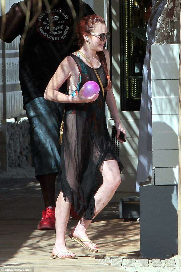 
Lindsay Lohan lọt vào ống kính của giới săn tin khi xuất hiện tại Hy Lạp, ngày 7/6.
