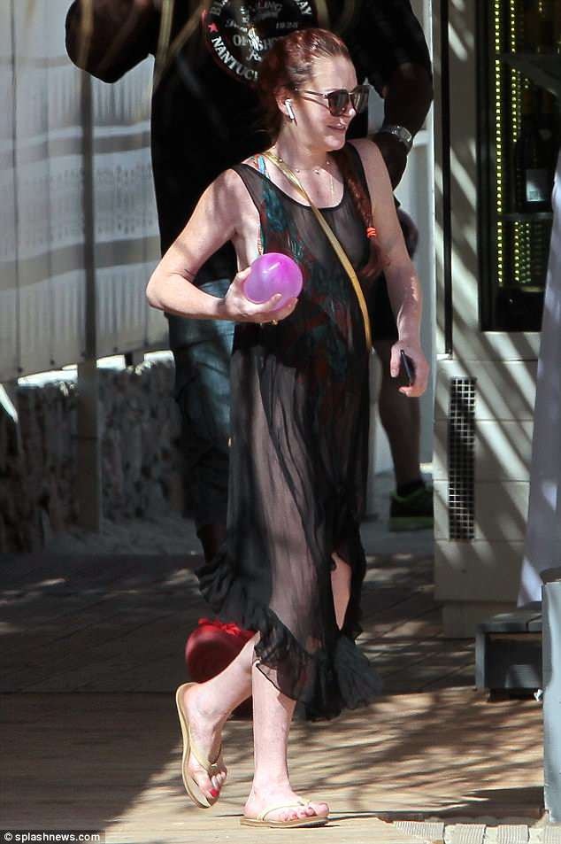 
Cuộc sống của Lindsay Lohan vài năm trở lại đây trở nên im ắng. Cô không còn xuất hiện thường xuyên trên các phương tiện truyền thông kể từ khi hủy hôn với bạn trai kém tuổi cách đây 2 năm.
