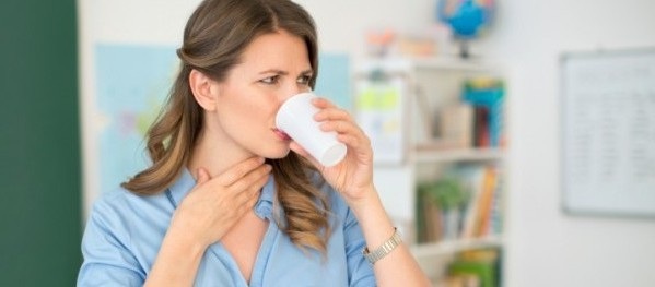 Triệu chứng ung thư và bệnh thông thường có gì khác nhau? - 2 Khó nuốt kéo dài là triệu chứng thường gặp của ung thư thực quản.