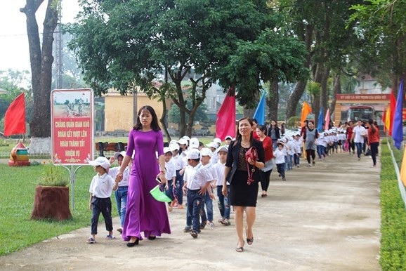 Chuẩn hóa trình độ, đãi ngộ hợp lý - 1
Cán bộ, giáo viên và học sinh Trường Mầm non thị trấn Đô Lương, huyện Đô Lương, tỉnh Nghệ An tham quan Tiểu đoàn 18, Sư đoàn 324, Quân khu 4. Ảnh: QĐND