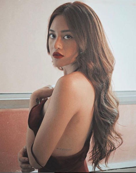 Mỹ nhân “Cả một đời ân oán” ám ảnh vì bị gắn mác “diễn viên chuyên cảnh 18+” - 6
“Ước gì các bạn nữ có gu hơn một chút. Giờ chẳng ai đánh giá việc phẫu thuật thẩm mỹ nữa rồi, nhưng có giới hạn, biết điểm dừng mới đẹp... Chứ bây giờ đi đến chỗ ai cũng mũi nhọn hoắt, môi cong trái tim nhưng khi cười lộ rõ một đống filler, da trắng tinh, răng như muốn làm loé mắt người nhìn... thực sự khó cảm thụ nét đẹp vạn người giống nhau đấy”, cô bày tỏ.