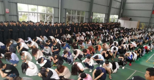 Tóm gọn 246 “siêu lừa” cho vay nặng lãi 364 tỷ đồng - 1 Cảnh sát Chiết Giang đã cử hơn 400 sĩ quan để bắt giữ 246 tên siêu lừa. (Nguồn: 163.com)