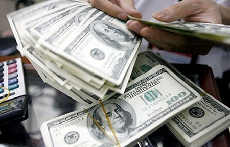 Tỷ giá USD/VND biến động trái chiều - 1
Trong khi Ngân hàng Nhà nước niêm yết tỷ giá trung tâm ở mức 22.558 đồng/USD, giảm tiếp 4 đồng so với hôm qua thì giá mua bán USD tại các ngân hàng thương mại biến động khá trái chiều.