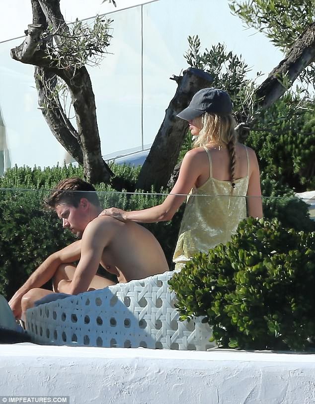 Romee Strijd diện áo tắm gợi cảm - 5
Siêu mẫu xinh đẹp bên bạn trai lâu năm Laurens van Leeuwen