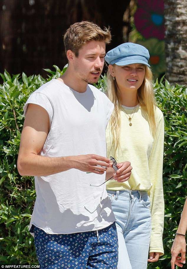 Romee Strijd diện áo tắm gợi cảm - 10
Hàng ngày Romee Strijd luôn chia sẻ những hình ảnh hạnh phúc bên gia đình trên trang cá nhân.