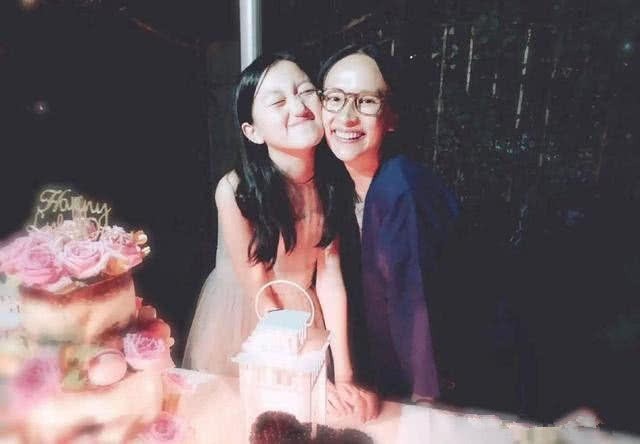 Vương Phi tổ chức sinh nhật cho con gái, đánh tan tin đồn rạn nứt - 3
Li Wei sống với cha ruột, Lý Á Bằng từ khi cha mẹ ly dị. Kể từ năm 2014, từ khi nối lại quan hệ với Tạ Đình Phong, Vương Phi bị chỉ trích là người mẹ vô tâm, vô trách nhiệm, thiếu quan tâm tới con gái vì mải mê yêu đương. Thiên hậu chưa bao giờ lên tiếng bình luận về những thông tin này nhưng thỉnh thoảng đăng tải hình ảnh cùng các con trên trang cá nhân.