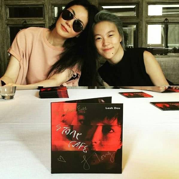 Vương Phi tổ chức sinh nhật cho con gái, đánh tan tin đồn rạn nứt - 6
Ngoài Li Wei, Vương Phi còn có một cô con gái lớn tên là Đậu Tĩnh Đồng. Cô bé năm nay đã 20 tuổi và vô cùng cá tính, nổi loạn.