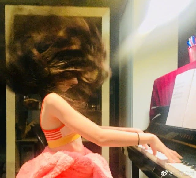 Vương Phi tổ chức sinh nhật cho con gái, đánh tan tin đồn rạn nứt - 9
Li Wei đánh đàn và có phong cách trình diễn vô cùng cuốn hút.