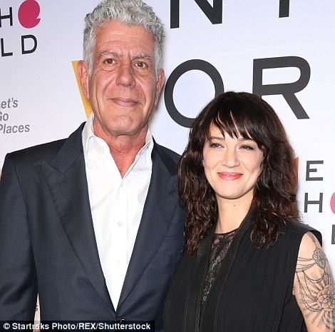 Trước khi tự sát, đầu bếp Anthony Bourdain mua bức “Bầu trời sụp đổ” - 3 Anthony Bourdain và bạn gái Asia Argento