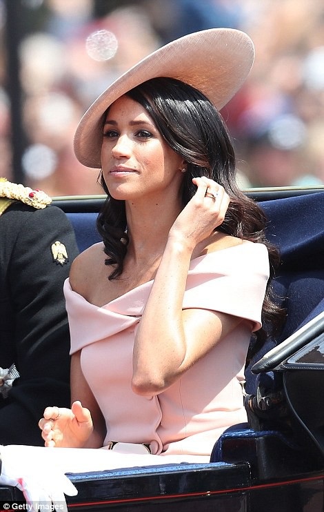 Công nương Meghan Markle xinh đẹp tái xuất - 2
Nữ diễn viên xinh đẹp người Mỹ diện bộ váy hồng tinh tế của Carolina Herrera