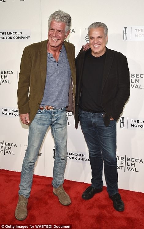 Trước khi tự sát, đầu bếp Anthony Bourdain mua bức “Bầu trời sụp đổ” - 6 Bourdain (trái) bên người bạn - đầu bếp Pháp Eric Ripert (phải), cũng là người đã tìm thấy Bourdain đầu tiên sau khi ông thực hiện hành động quyên sinh.