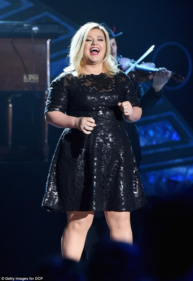 Bất ngờ với hình ảnh nữ ca sĩ Kelly Clarkson giảm... 18kg - 3 Kelly Clarkson năm 2014
