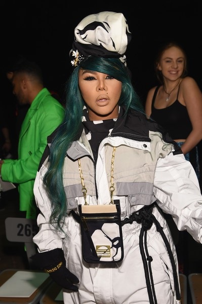 Lil' Kim đệ đơn xin phá sản - 4
Cô liệt kê những tài sản mình có là: biệt thự ở New Jersey trị giá 2,3 triệu USD, đồ nội thất trị giá 25.000 USD và 5.000 USD đồ điện tử. Người đẹp công bố thêm tủ quần áo của cô có giá trị ước tính là 5,000 USD, và khoản đầu tư của cô vào ba công ty tổng cộng khoảng 150,000 USD.