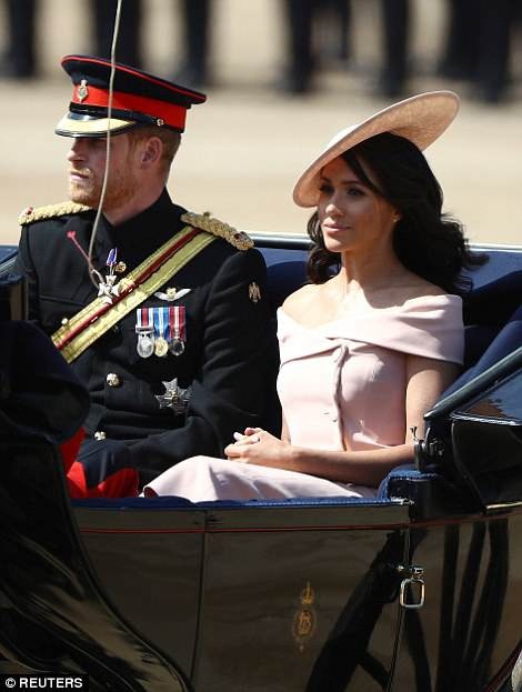 Công nương Meghan Markle xinh đẹp tái xuất - 5
Đây là sự kiện lớn đầu tiên mà công nương mới kết hôn và chồng tham dự sau lễ cưới