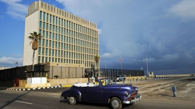 Thêm 2 nhân viên ngoại giao Mỹ rời Cuba, nghi bị tổn thương não - 1 Đại sứ quán Mỹ tại Havana (Ảnh: AFP)