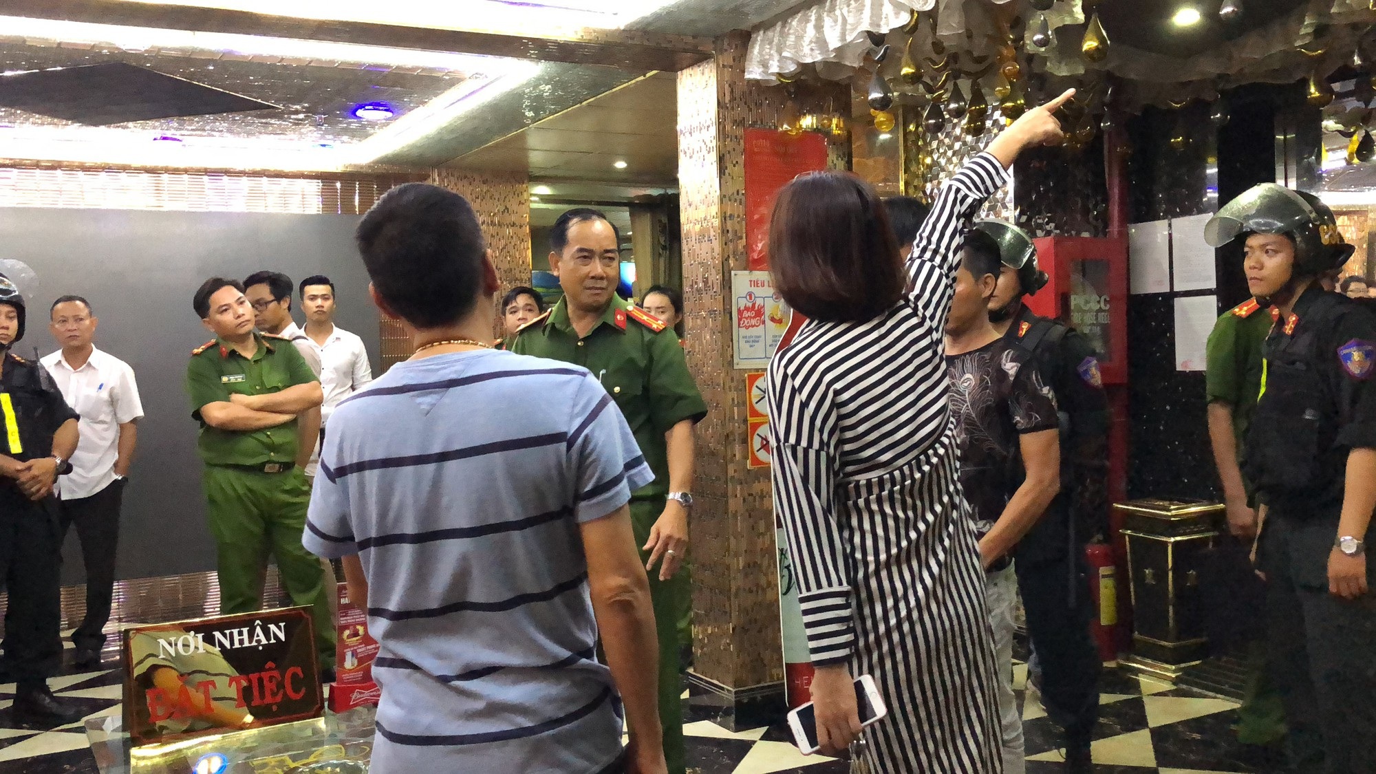 Khách trong quán karaoke Fyou cũng bất hợp tác với đoàn kiểm tra
