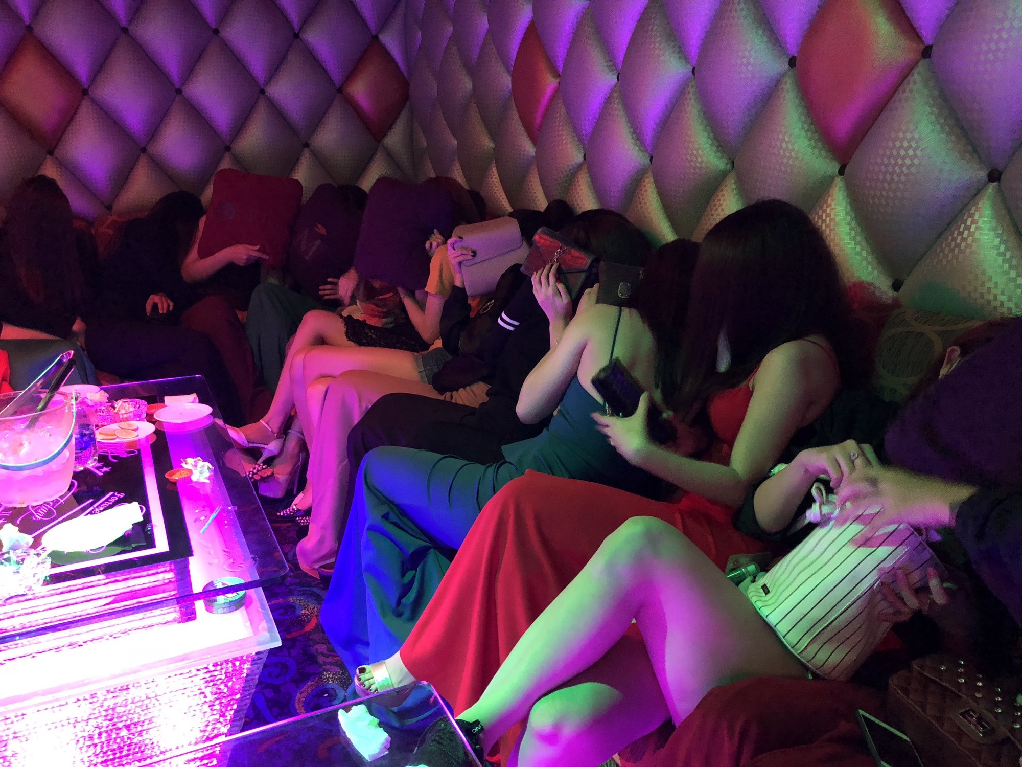 Các tiếp viên phục vụ khách hát karaoke không phép bị kiểm tra