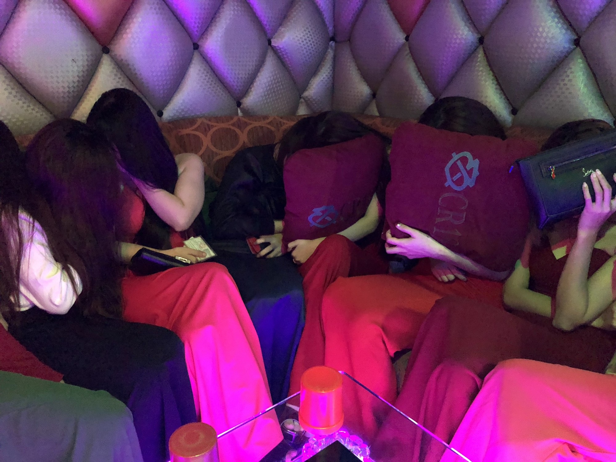 Hơn 100 tiếp viên quán karaoke ôm chui vào phòng bí mật trốn đoàn kiểm tra - 17