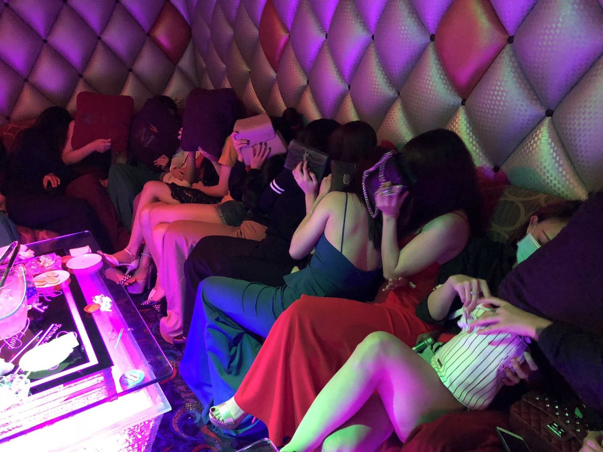 Người xưng là chủ quán karaoke Fyou phản ứng đoàn kiểm tra