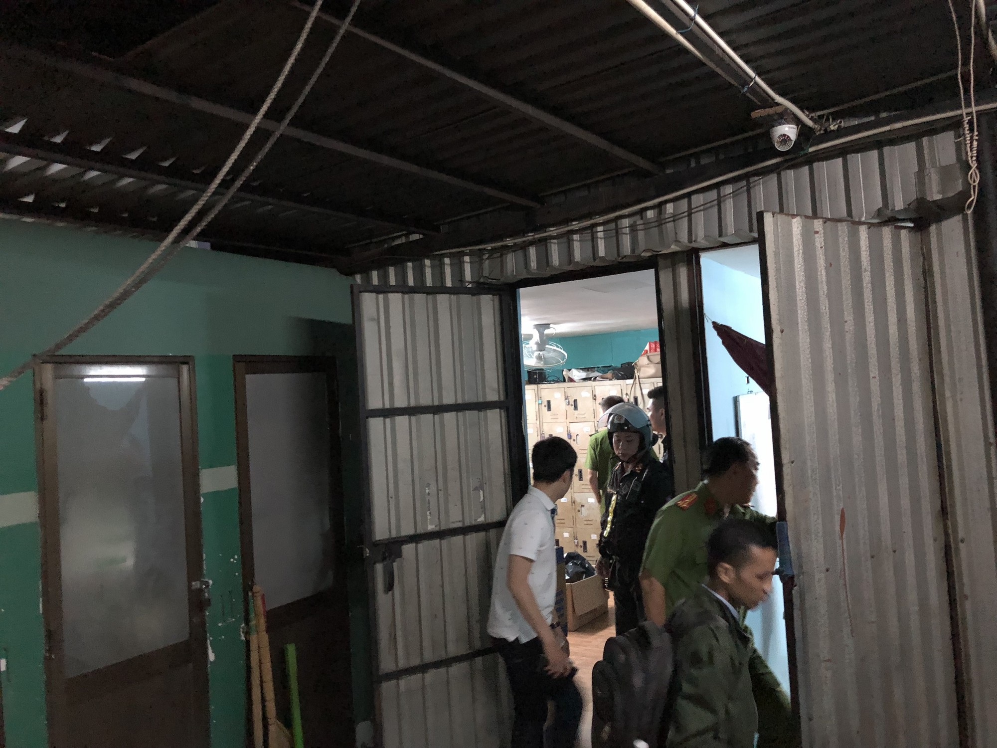 Công an kiểm tra 2 căn phòng bí mật trên sân thượng