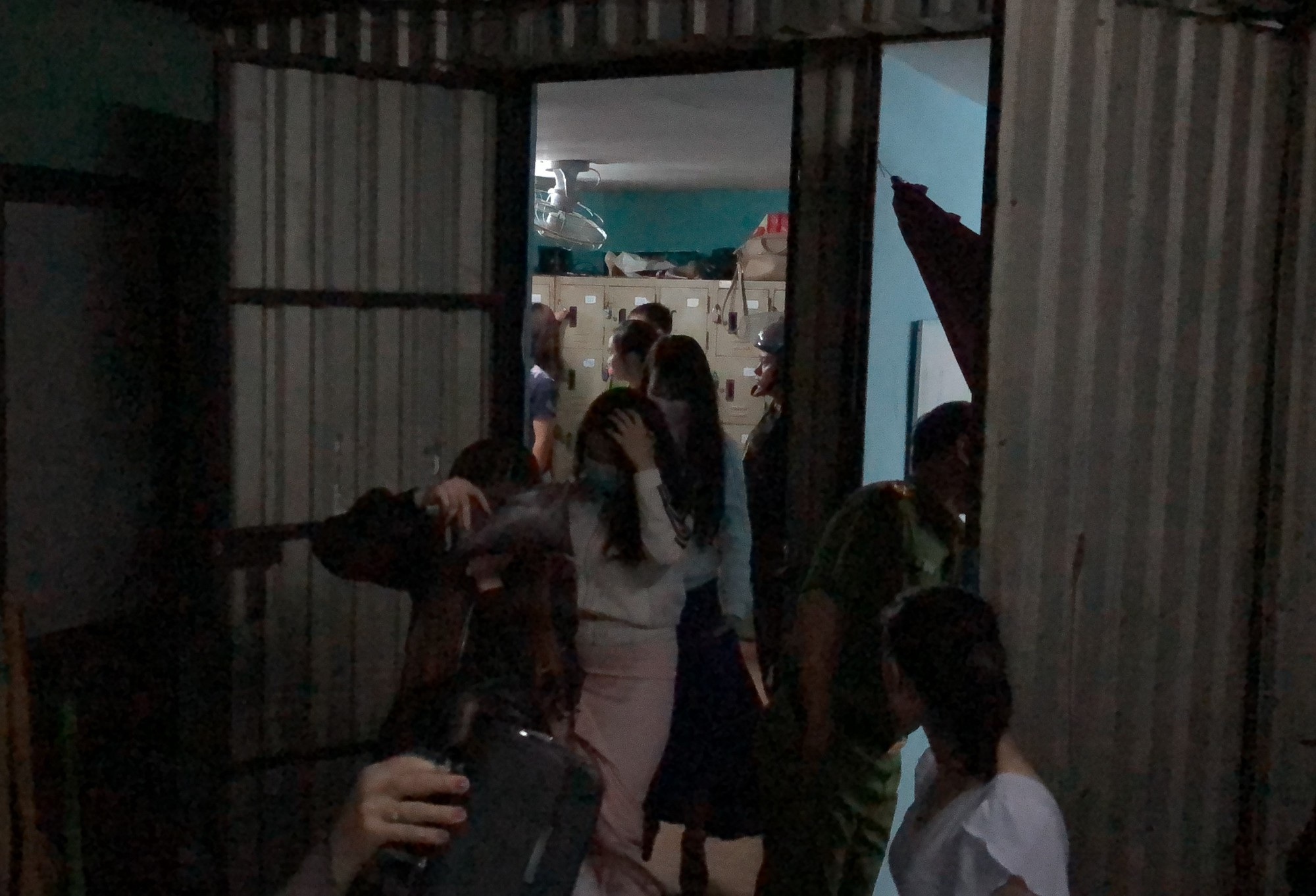 Hơn 100 tiếp viên quán karaoke ôm chui vào phòng bí mật trốn đoàn kiểm tra - 10