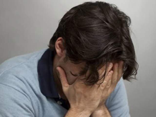Giúp vợ chưa cưới chuyển phòng, tôi bàng hoàng khi đọc được tờ giấy này - 1 Tôi đau khổ vì Dung đã lừa dối tôi. Ảnh minh họa
