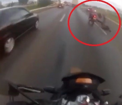 Người đàn ông đi xe máy ngã xuống sau khi bị lốp xe “hạ gục”