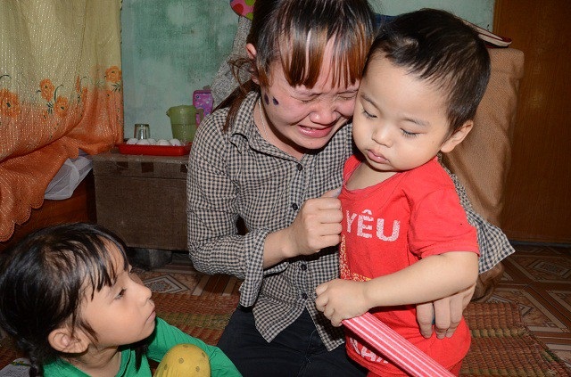 Ánh mắt đáng thương của bé 7 tuổi bị thiểu năng trí tuệ - 7 Nhưng ngặt nỗi, giờ đến lo cái ăn có các con còn khó, nên người mẹ này không dám nghĩ đến việc tiếp tục chữa trị cho con