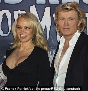Pamela Anderson được bế bổng trong show ảo thuật - 8
Pamela Anderson từng nói, với cô tuổi tác chỉ là những con số và không có gì đáng ngại.