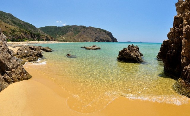 Bãi cát vàng, nước biển trong vắt và xanh 2 màu rõ rệt. Ảnh: CLB Nhiếp ảnh & Du lịch