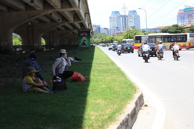 Đấu súng tiêu diệt trùm ma túy và “đại hồng thủy” miền núi phía Bắc - 8 Người dân Hà Nội đang hứng chịu những ngày cao điểm của đợt nắng nóng có thể được coi là gay gắt nhất trong mùa hè này. Với mật độ bê tông hóa dày đặc, nhiệt độ ghi được ngoài trời trưa nay 30/6 lên tới 44 độ C. Đường phố như “chảo lửa”. (Ảnh: Trần Thanh)