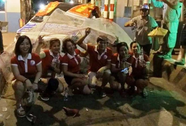 Đấu súng tiêu diệt trùm ma túy và “đại hồng thủy” miền núi phía Bắc - 5 Cho rằng trạm BOT Tân Đệ đặt một nơi, thu phí một nơi, một nhóm người đã đi dừng xe, mắc màn ngay trước lối thu phí BOT Tân Đệ và mang khẩu hiệu phản đối trạm BOT này.