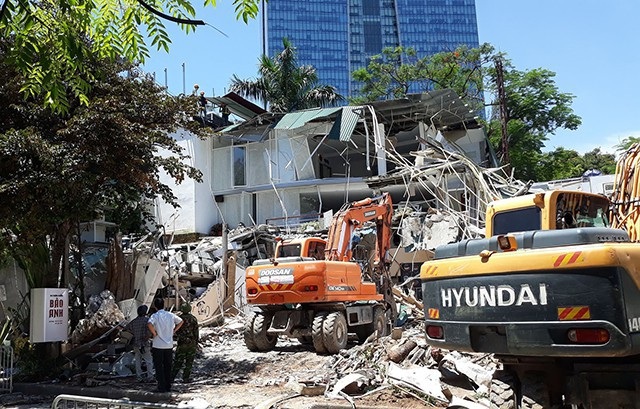 Đấu súng tiêu diệt trùm ma túy và “đại hồng thủy” miền núi phía Bắc - 10 Sáng 28/6, lực lượng chức năng quận Ba Đình đã chính thức cưỡng chế một loạt công trình không phép trên mương Phan Kế Bính. (Ảnh: Phạm Công)