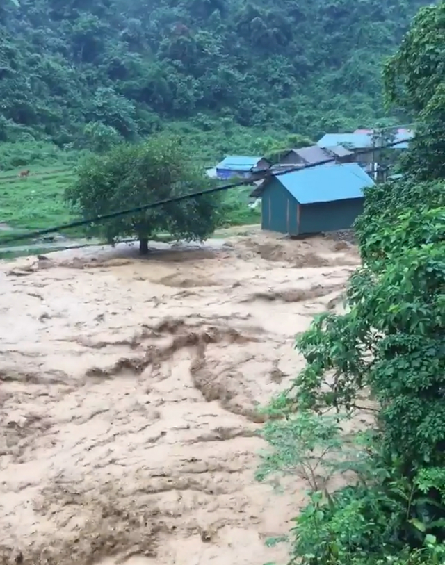 Đấu súng tiêu diệt trùm ma túy và “đại hồng thủy” miền núi phía Bắc - 3 Cảnh tượng như trận “Đại hồng thủy” này đang diễn ra ở khu vực suối Nậm Ban, huyện Nậm Nhùn và bản Chu Va, xã Chu Va, huyện Phong Thổ, Lai Châu.