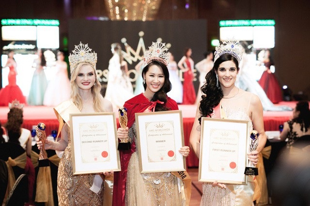 Gia thế MC mặc bikini dẫn World Cup, số tiền “khủng” chồng Hồng Nhung chu cấp hậu ly hôn - 10 Dương Thuỳ Linh đăng quang Hoa hậu Phụ nữ Toàn thế giới 2018. Đây là lần đầu tiên Việt Nam có đại diện tham gia đấu trường nhan sắc này nhưng đã bất ngờ giành chiến thắng. Dương Thuỳ Linh đã vượt qua 24 thí sinh khác để giành vương miện cao nhất. Cô còn đoạt thêm hai giải phụ: People Choice và Special Queen Awards.
